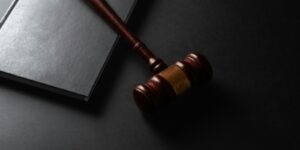 NovaBlog Mazo de juez junto a un libro de leyes: qué significa que una sentencia esté en firme
